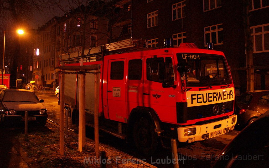 Feuer 3 Dachstuhlbrand Koeln Muelheim Gluecksburgstr P213.JPG